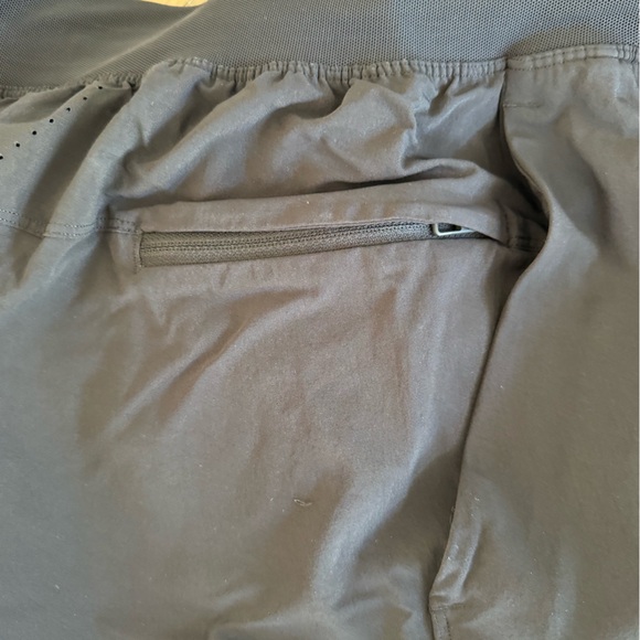 lululemon athletica Black Men’s Athletic Shorts (L) - Picture 4 of 4